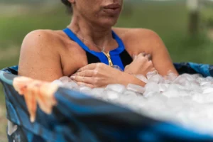 Человек по плечи вхолодной воде регулирует дыхание.